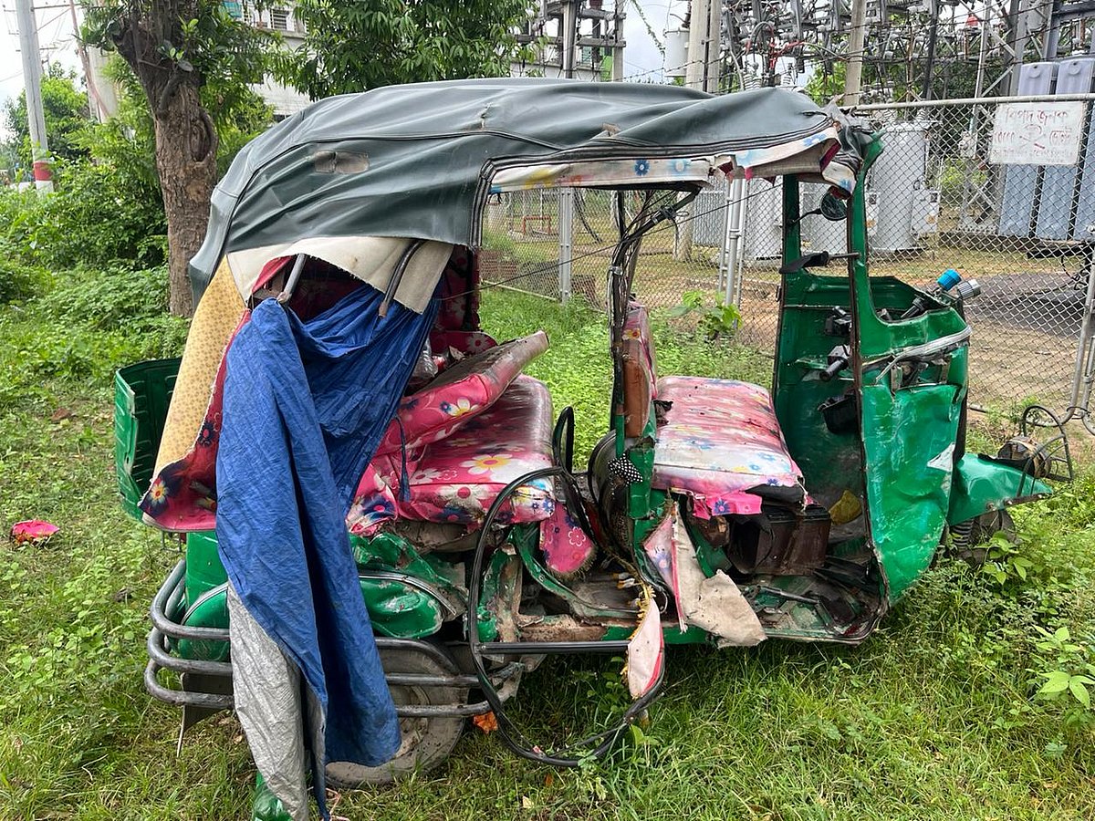 কাপাসিয়ায় বাসের ধাক্কায় দুমড়েমুচড়ে যাওয়া সিএনজিচালিত অটোরিকশা