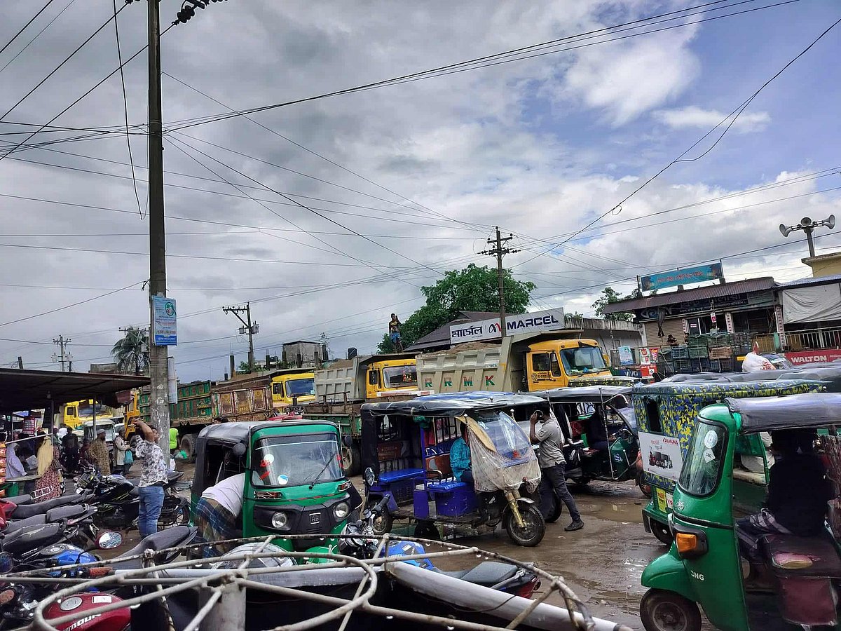 সিলেটের কোম্পানীগঞ্জে ট্রাকচালক ও অটোরিকশাচালকদের মধ্যে মারামারির ঘটনায় মঙ্গলবার দুুপুরে ‍টুকেরবাজার এলাকায় সড়ক অবরোধ করে রাখেন ট্রাকচালক ও শ্রমিকেরা