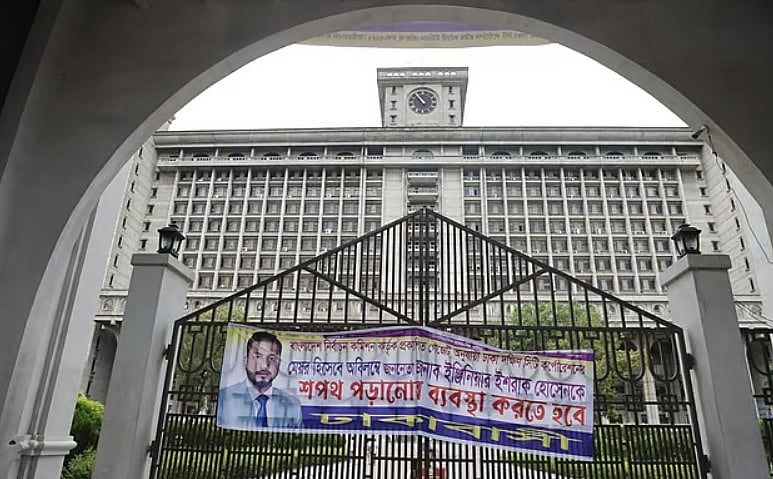 ‘অনেক বিশ্লেষক প্রশ্ন তুলেছেন, ইশরাক হোসেন কেন পরবর্তী নির্বাচন পর্যন্ত অপেক্ষা করলেন না?’