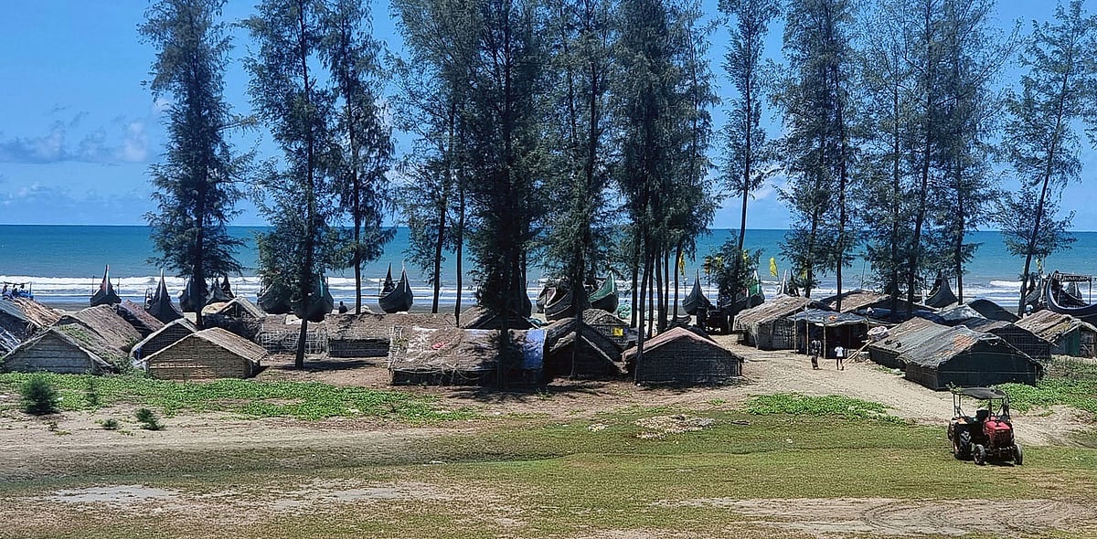 কক্সবাজার-টেকনাফ  মেরিন ড্রাইভ সড়কের পশ্চিম পাশে সৈকতে সৃজিত ঝাউবাগানের গাছ কেটে গড়ে তোলা হয়েছে ঘর–বাড়ি ও দোকানপাট। টেকনাফের বাহারছড়া এলাকা। সম্প্রতি তোলা