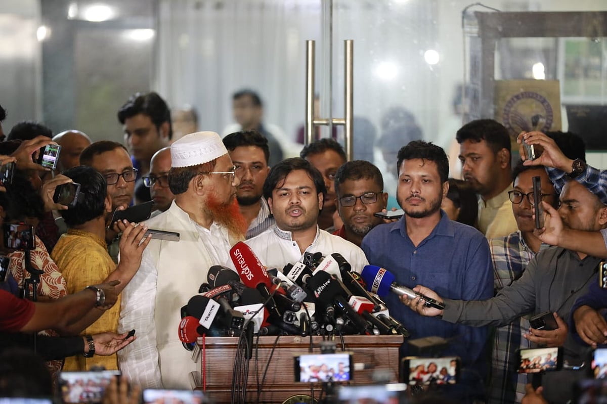 রাজধানীর ফরেন সার্ভিস একাডেমিতে জাতীয় ঐকমত্য কমিশনের আলোচনার বিরতিতে সাংবাদিকদের সঙ্গে কথা বলেন এনসিপির সিনিয়র যুগ্ম আহ্বায়ক আরিফুল ইসলাম