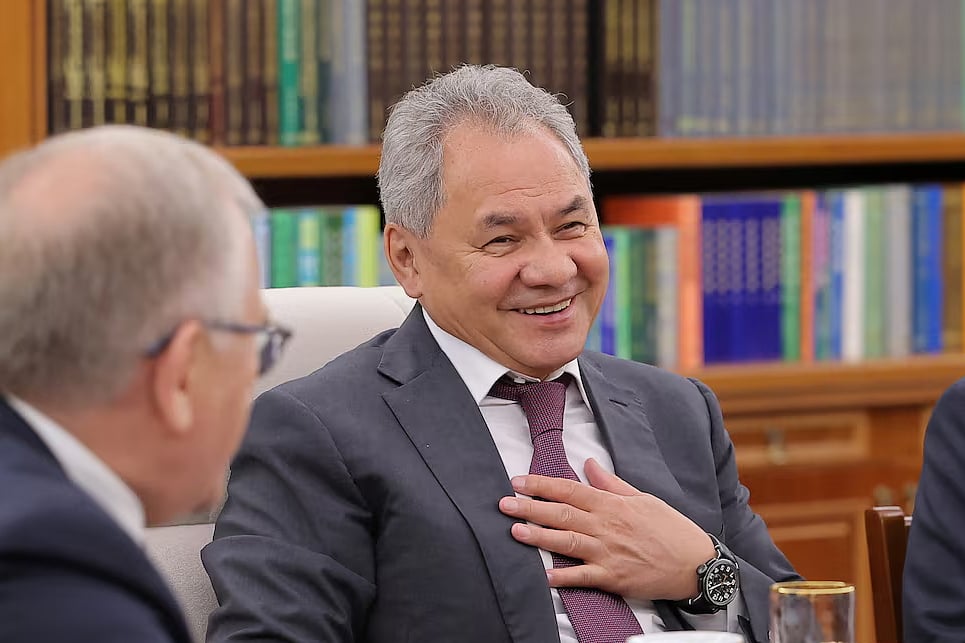 উত্তর কোরিয়ার নেতা কিম জং–উনের (ছবিতে অনুপস্থিত) সঙ্গে বৈঠকে রাশিয়ার সিকিউরিটি কাউন্সিলের সেক্রেটারি সের্গেই শোইগু। পিয়ংইয়ং, উত্তর কোরিয়া, ৪ জুন ২০২৫