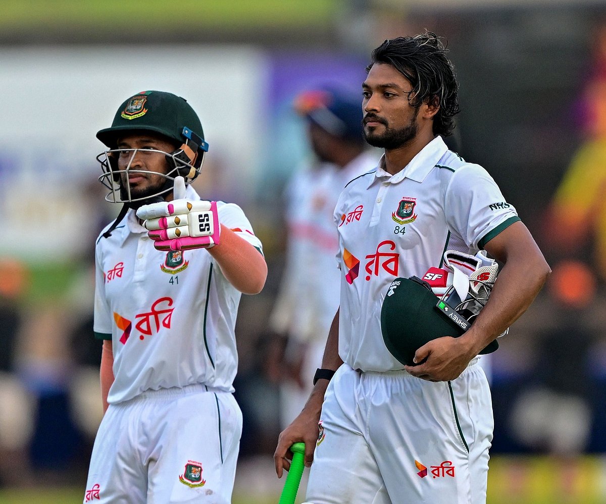 মুশফিক ও নাজমুল দুজনেই সেঞ্চুরি তুলে নিয়েছেন