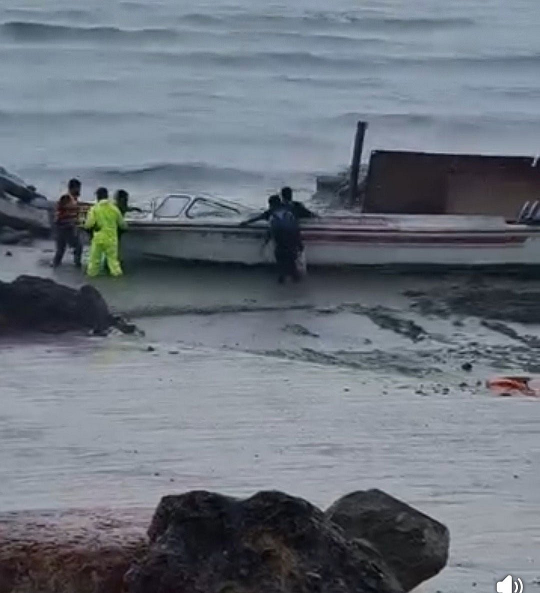 সাগরে বিকল হয়ে পড়া স্পিডবোটে দীর্ঘ সময় ভেসে ছিলেন ২৭জন যাত্রী