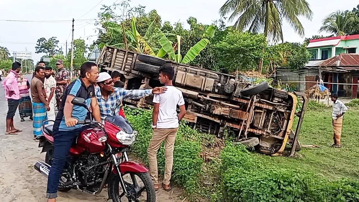 ফুলবাড়ীতে পিকআপ ভ্যান ও মোটরসাইকেলের মুখোমুখি সংঘর্ষের পর পিকআপটি রাস্তার পাশে উল্টে যায়। আজ মঙ্গলবার