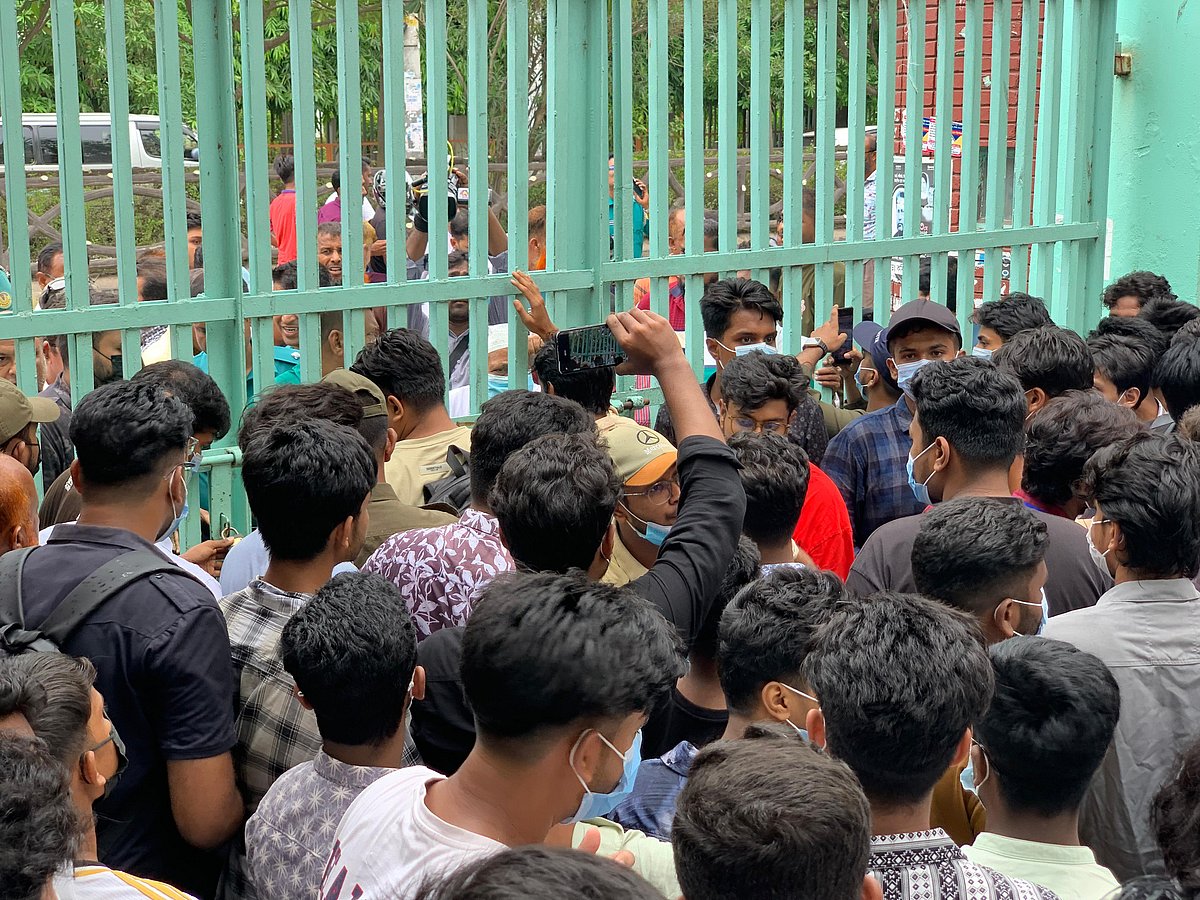 করোনাভাইরাস সংক্রমণ বৃদ্ধির কারণে এইচএসসি পরীক্ষা পেছানোর দাবিতে রাজশাহী শিক্ষা বোর্ডের সামনে পরীক্ষার্থীদের বিক্ষোভ। মঙ্গলবার দুপুরে রাজশাহী শিক্ষা বোর্ডের সামনে