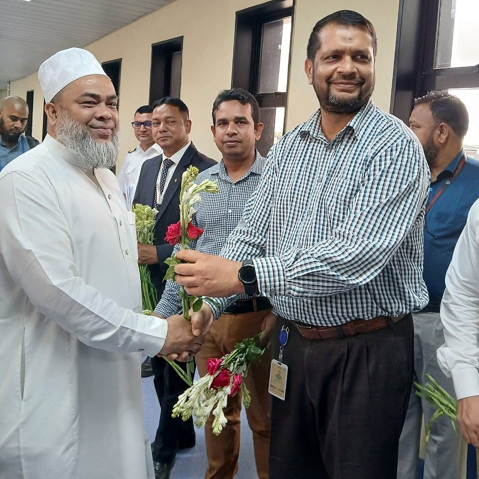 প্রথম ফিরতি ফ্লাইটে ফেরা হজযাত্রীদের ফুল দিয়ে শুভেচ্ছা জানানো হচ্ছে। আজ সকালে চট্টগ্রামের শাহ আমানত আন্তর্জাতিক বিমানবন্দরে