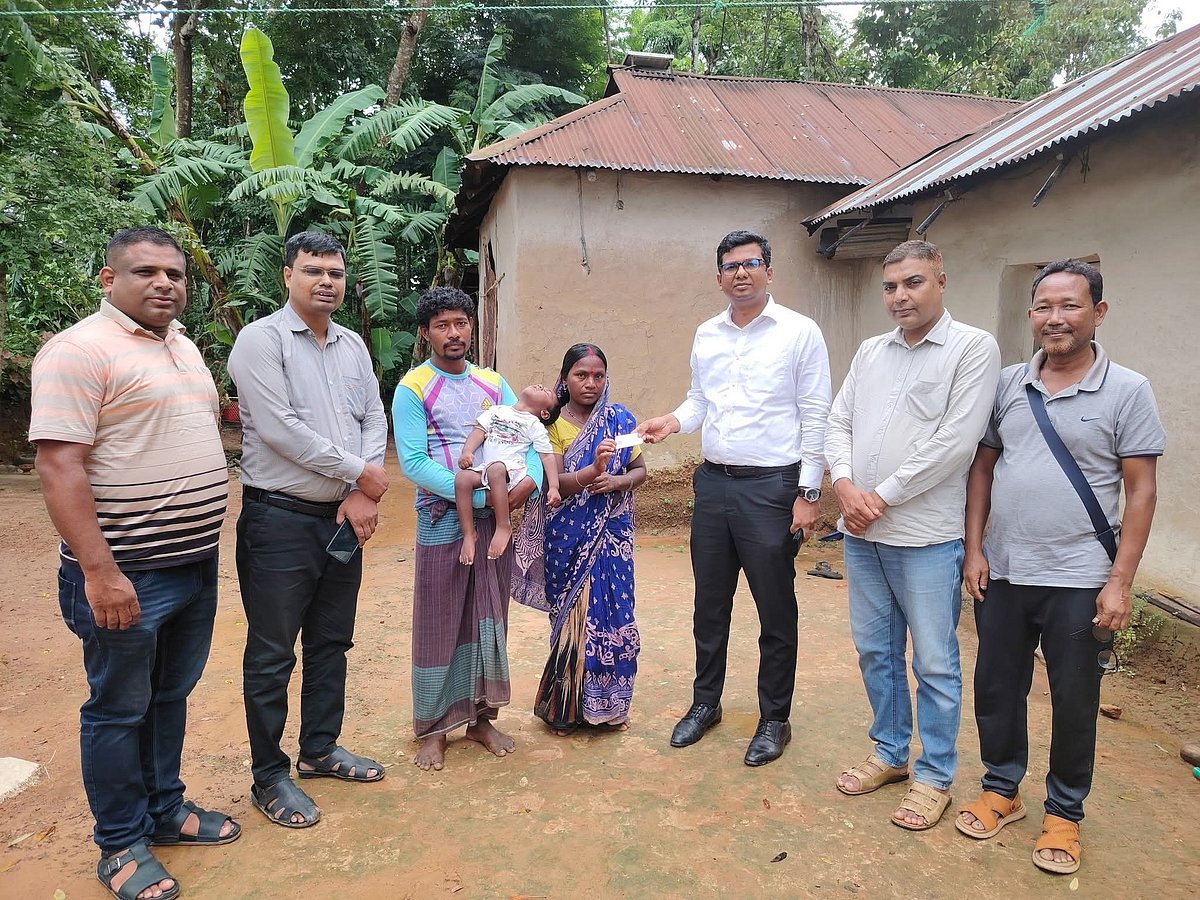 গোপালের নামে বরাদ্দকৃত সরকারি প্রতিবন্ধী ভাতার ‘সুবর্ণ নাগরিক কার্ড’ তার স্বজনদের হাতে তুলে দেন উপজেলা নির্বাহী কর্মকর্তা। গতকাল সোমবার