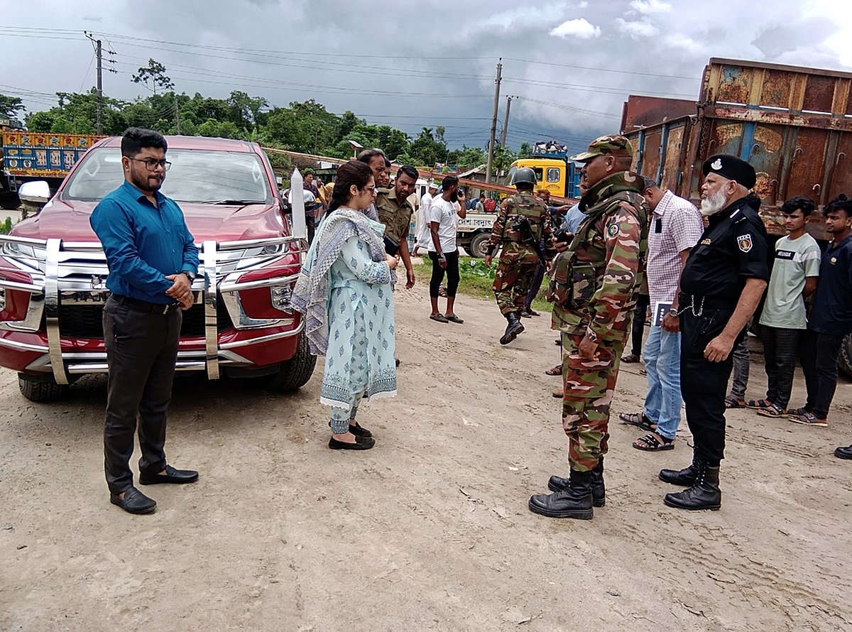 পাথরের অবৈধ ব্যবসা ঠেকাতে সিলেট সদর উপজেলার ধোপাগুলে ৩৩টি ক্রাশার মেশিনের বিদ্যুৎ-সংযোগ বিচ্ছিন্ন করা হয়েছে। এ সময় প্রায় সবকটি মেশিনের মিটারও খুলে নিয়ে জব্দ করা হয়। মঙ্গলবার সকাল সাড়ে ১০টা থেকে বেলা দুইটা পর্যন্ত অভিযান চলে