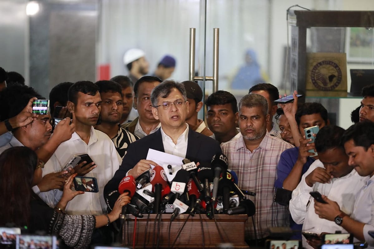 জাতীয় ঐকমত্য কমিশনের সঙ্গে রাজনৈতিক দলগুলোর দ্বিতীয় পর্যায়ের আলোচনার বিরতিতে সাংবাদিকদের সঙ্গে কথা বলেন বিএনপির স্থায়ী কমিটির সদস্য সালাহউদ্দিন আহমদ