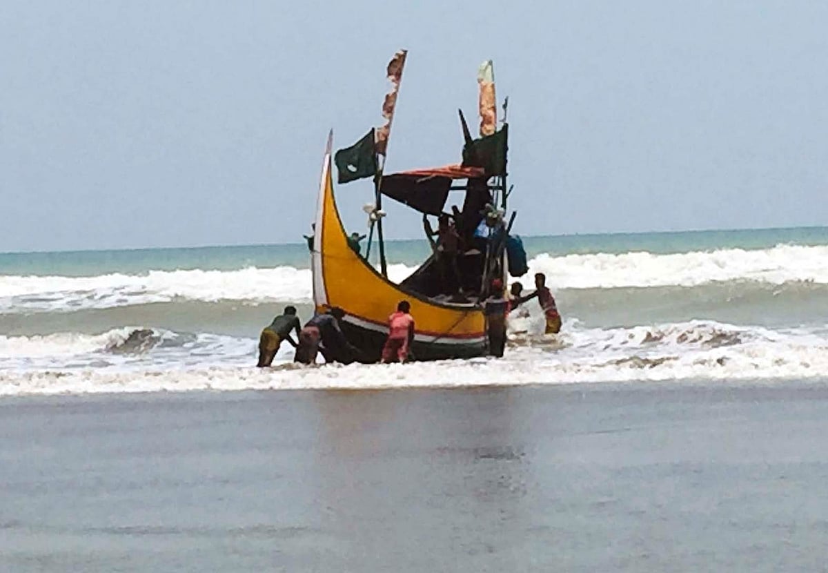 সাগর উত্তাল থাকায় বড় জেলে নৌকা নামতে পারছে না। ছোট ডিঙি নৌকা দিয়ে উপকূলের কাছাকাছি মাছ করছেন জেলেরা। আজ দুপুরে টেকনাফ উপকূলে