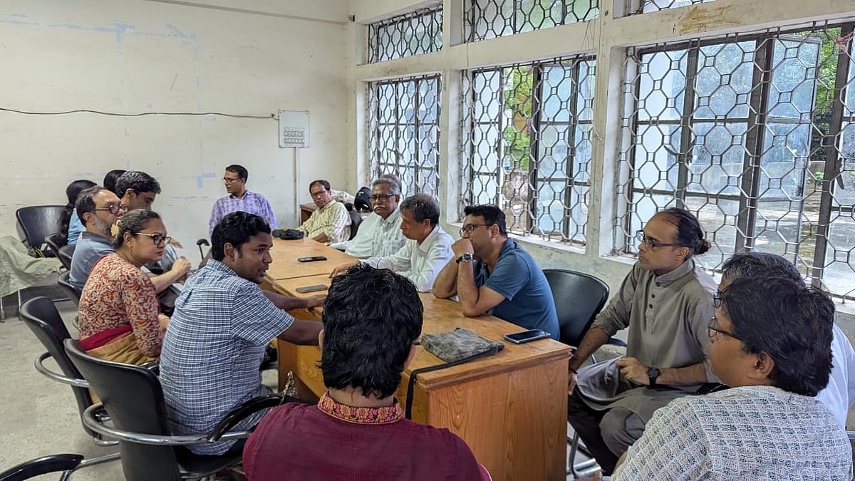 ঢাকা বিশ্ববিদ্যালয়ের ডাকসু ভবনের দ্বিতীয় তলায় আজ মঙ্গলবার বিকেলে গণতান্ত্রিক অধিকার কমিটির সভা হয়