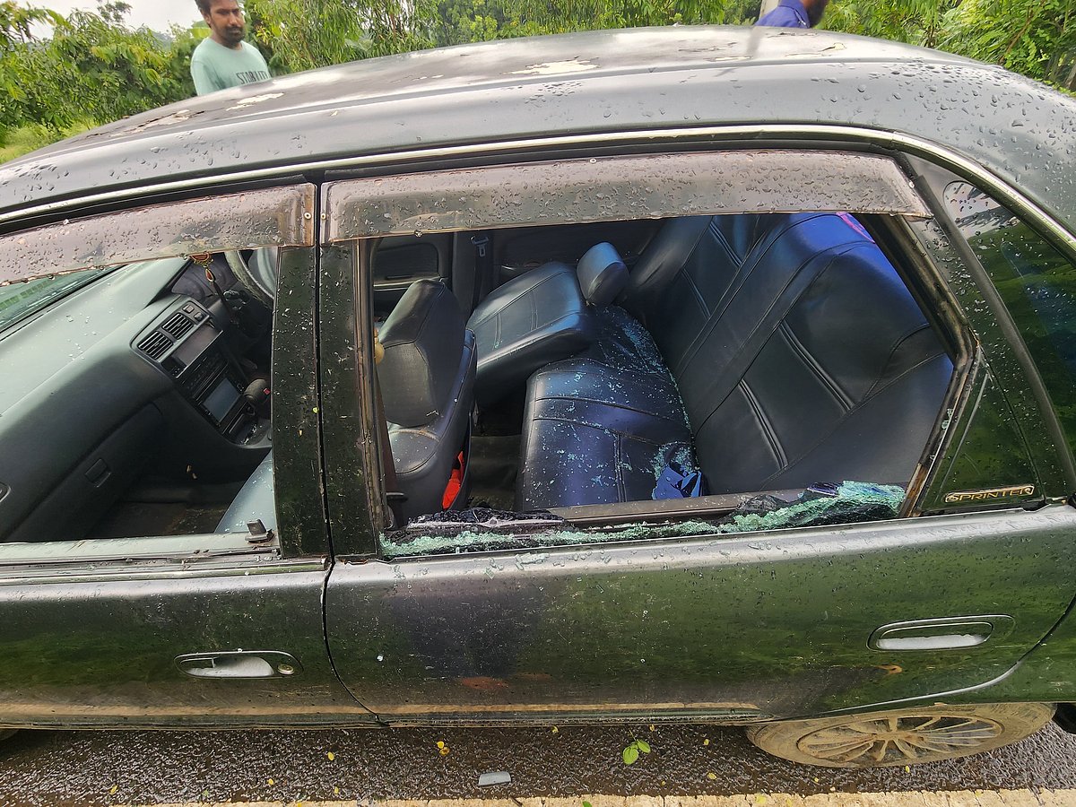 ছিনতাইয়ের কবলে পড়া প্রাইভেটকার। আজ মঙ্গলবার সকালে যশোরের মনিরামপুর উপজেলার কুয়াদা এলাকার জামতলা মোড়ে