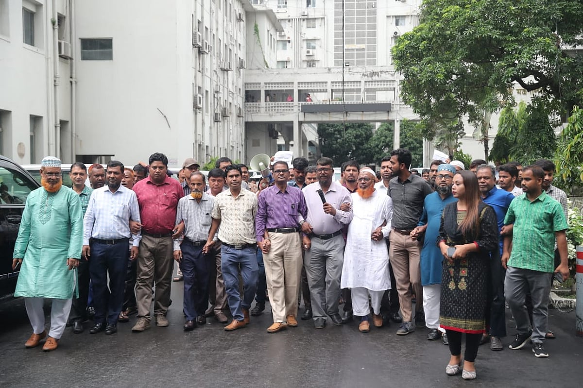 ‘সরকারি চাকরি (সংশোধন) অধ্যাদেশ ২০২৫’ বাতিলের দাবিতে সচিবালয়ে কর্মচারীদের বিক্ষোভ। ১৭ জুন ২০২৫