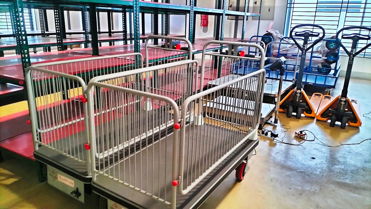 দিনাজপুর শহরে পুলহাট এলাকায় ডাক বিভাগের মেইল প্রসেসিং সেন্টারের অব্যবহৃত পড়ে আছে কোটি টাকার যন্ত্রপাতি। সম্প্রতি তোলা