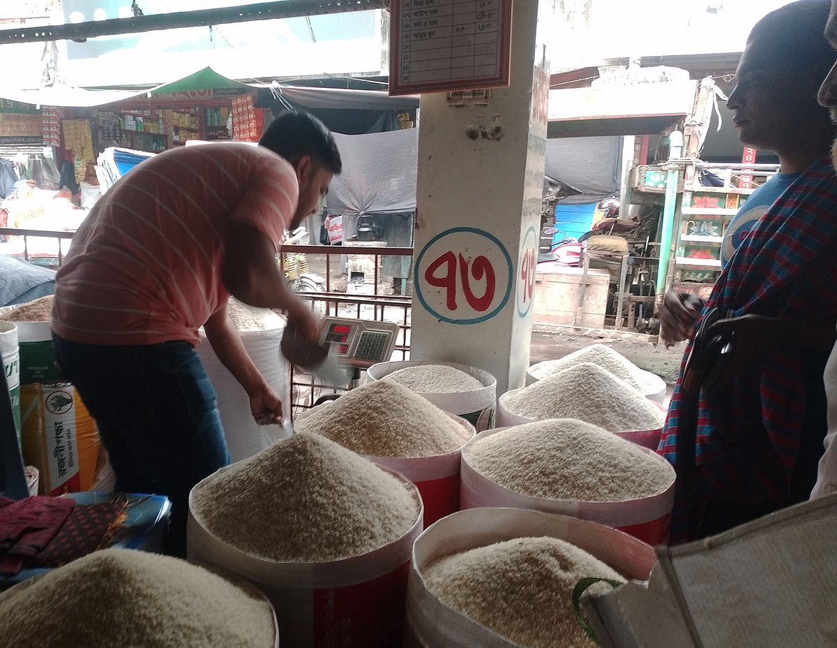 নওগাঁ পৌর ক্ষুদ্র চাল বাজার। আজ মঙ্গলবার দুপুরে