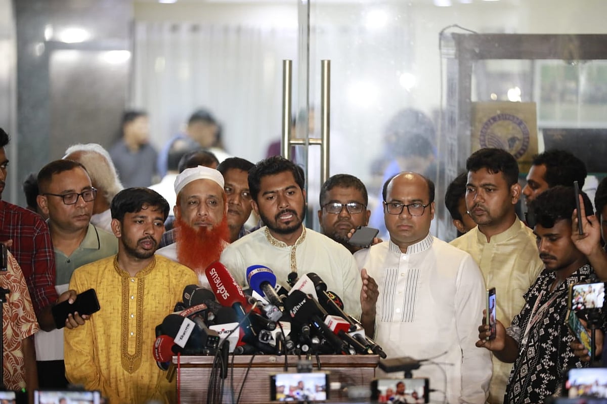 জাতীয় ঐকমত্য কমিশনের সঙ্গে রাজনৈতিক দলগুলোর দ্বিতীয় পর্যায়ের আলোচনার ফাঁকে সাংবাদিকদের সঙ্গে কথা বলেন গণ অধিকার পরিষদের সভাপতি নুরুল হক নুর