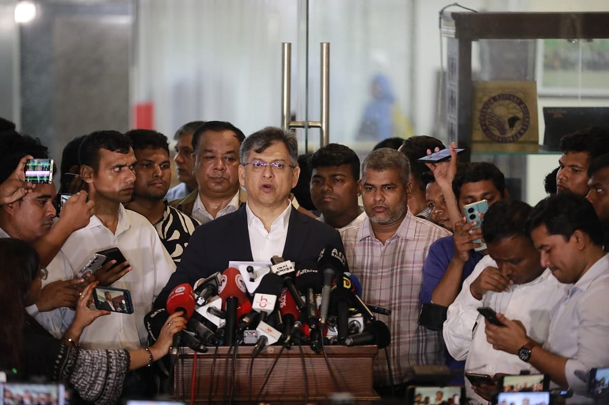 রাজনৈতিক দলগুলোর সঙ্গে জাতীয় ঐকমত্য কমিশনের দ্বিতীয় পর্বের অসমাপ্ত আলোচনা শেষে সাংবাদিকদের সঙ্গে কথা বলেন বিএনপির স্থায়ী কমিটির সদস্য সালাহউদ্দিন আহমদ। আজ মঙ্গলবার রাজধানীর বেইলি রোডের ফরেন সার্ভিস একাডেমিতে