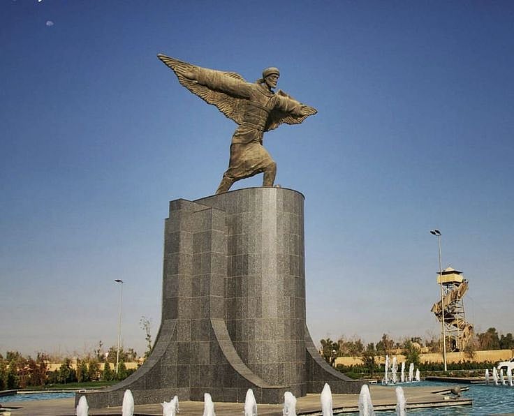 বাগদাদ বিমানবন্দরের কাছে আব্বাস ইবন ফিরনাসের ভাস্কর্য
