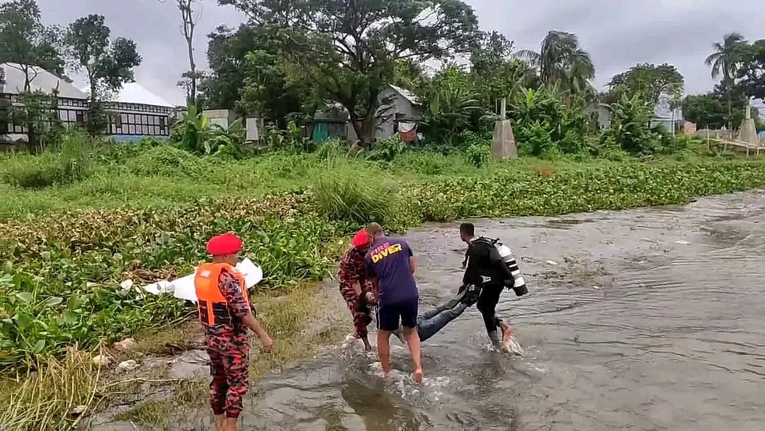পন্টুন থেকে পড়ে নিখোঁজ হওয়া যাত্রীর মরদেহ উদ্ধার করছেন ফায়ার সার্ভিস ও নৌ পুলিশের সদস্যরা। আজ মঙ্গলবার সকাল আটটার দিকে মুন্সিগঞ্জ সদরের মোল্লাপাড়া এলাকায়