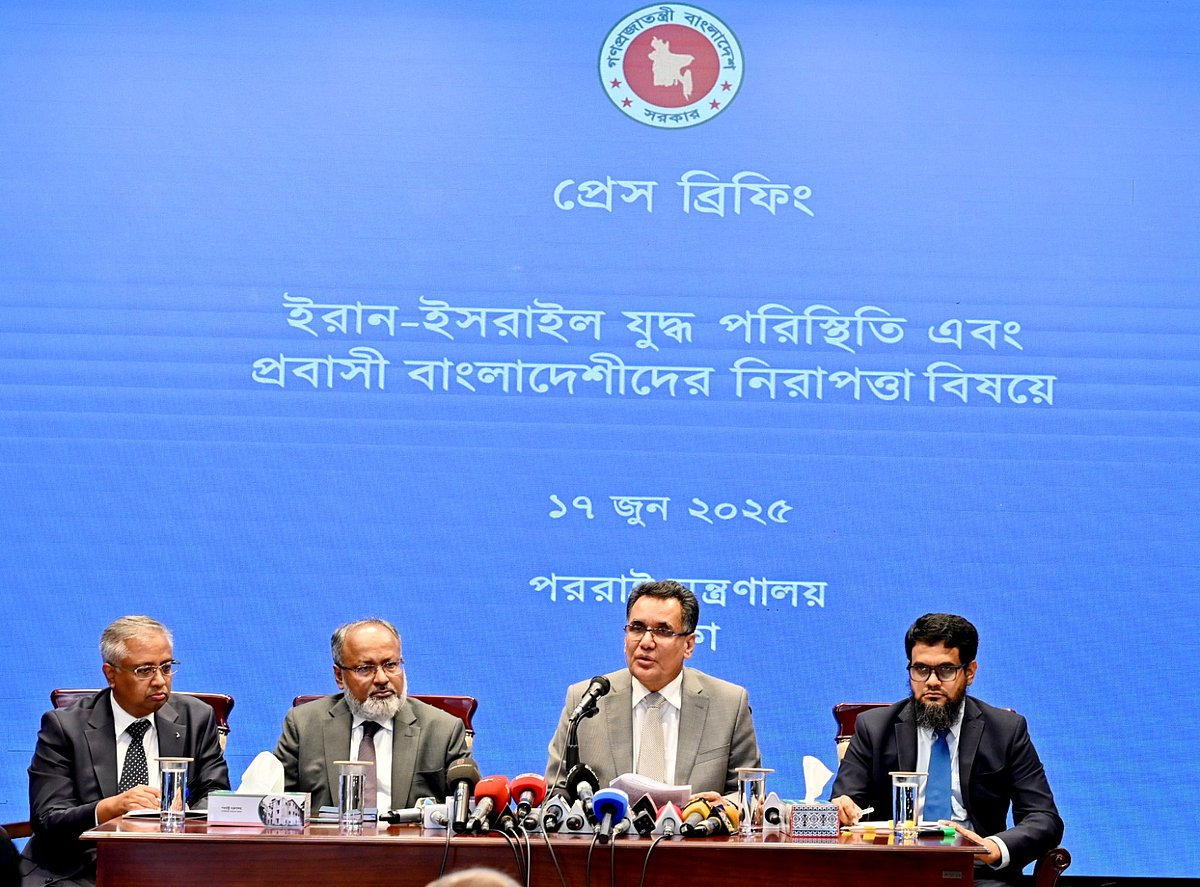 ইরান-ইসরায়েল যুদ্ধ পরিস্থিতি এবং প্রবাসী বাংলাদেশিদের নিরাপত্তা বিষয়ে সংবাদ সম্মেলনে বক্তব্য দেন ভারপ্রাপ্ত পররাষ্ট্রসচিব রুহুল আলম সিদ্দিকী