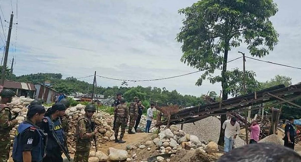 সিলেট সদর উপজেলার ধোপাগুল এলাকায় টাস্ক ফোর্সের অভিযান চালিয়ে ক্রাশার মেশিনের বিদ্যুৎ-সংযোগ বিচ্ছিন্ন করে দেওয়া হয়। গতকাল সোমবার দুপুরে