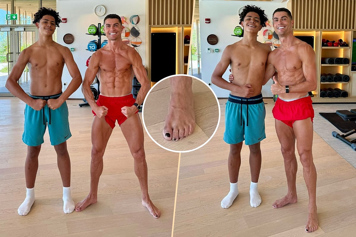 ছেলের সঙ্গে রোনালদো। তাঁর পায়ে কালো রংয়ের নেইলপলিশ