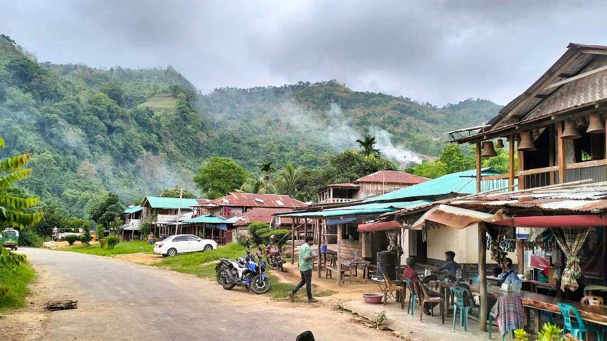 বগালেক থেকে দেখা যায় কেওক্রাডাং পাহাড়ের সঙ্গে মেঘের মিতালি। বর্ষায় এই দৃশ্য দেখতে বান্দরবান ছুটে আসেন অনেক পর্যটক। তবে পাহাড়ি পরিবেশ সম্পর্কে ধারণা না থাকায় পড়তে হয় বিপদে। সম্প্রতি তোলা