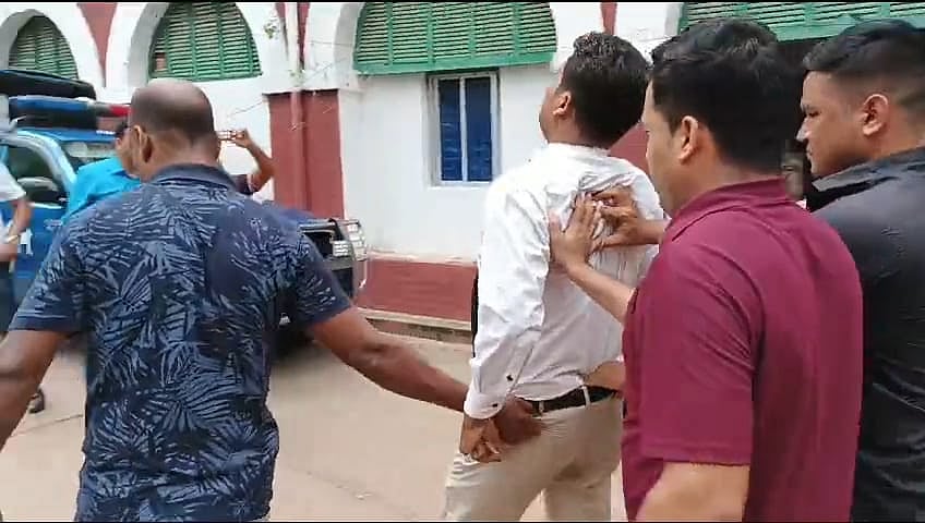 ময়মনসিংহ আইনজীবী সমিতি এলাকা থেকে মক্কেলকে নিয়ে যেতে ডিবি পুলিশকে বাধা দিলে আইনজীবীকেও টেনে নিয়ে যায় ডিবি। আজ বুধবার বেলা তিনটার দিকে