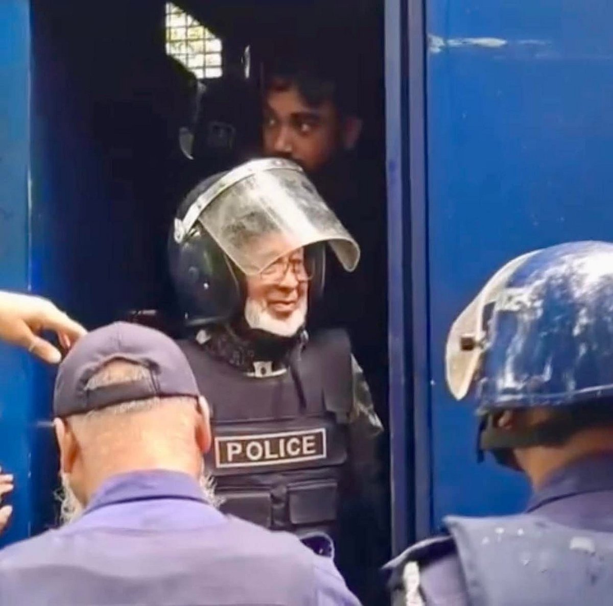 প্রিজন ভ্যান থেকে নামানো হচ্ছে কক্সবাজার-১ আসনের সাবেক সংসদ সদস্য জাফর আলমকে। আজ সকালে চকরিয়া আদালত এলাকায়