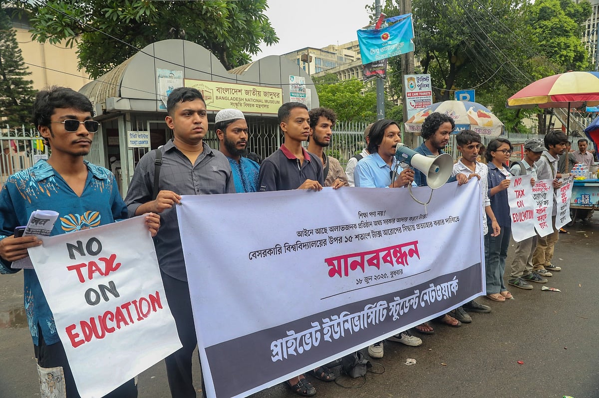 বেসরকারি বিশ্ববিদ্যালয়ের শিক্ষার্থীদের প্ল্যাটফর্ম ‘প্রাইভেট ইউনিভার্সিটি স্টুডেন্ট নেটওয়ার্ক’–এর ব্যানারে শাহবাগে জাতীয় জাদুঘরের সামনে মানববন্ধন করেন শিক্ষার্থীরা