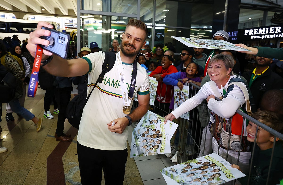 বিশ্ব টেস্ট চ্যাম্পিয়নশিপ জিতে দেশে ফেরার পর এক নারী ভক্তের সঙ্গে এইডেন মার্করামের সেলফি