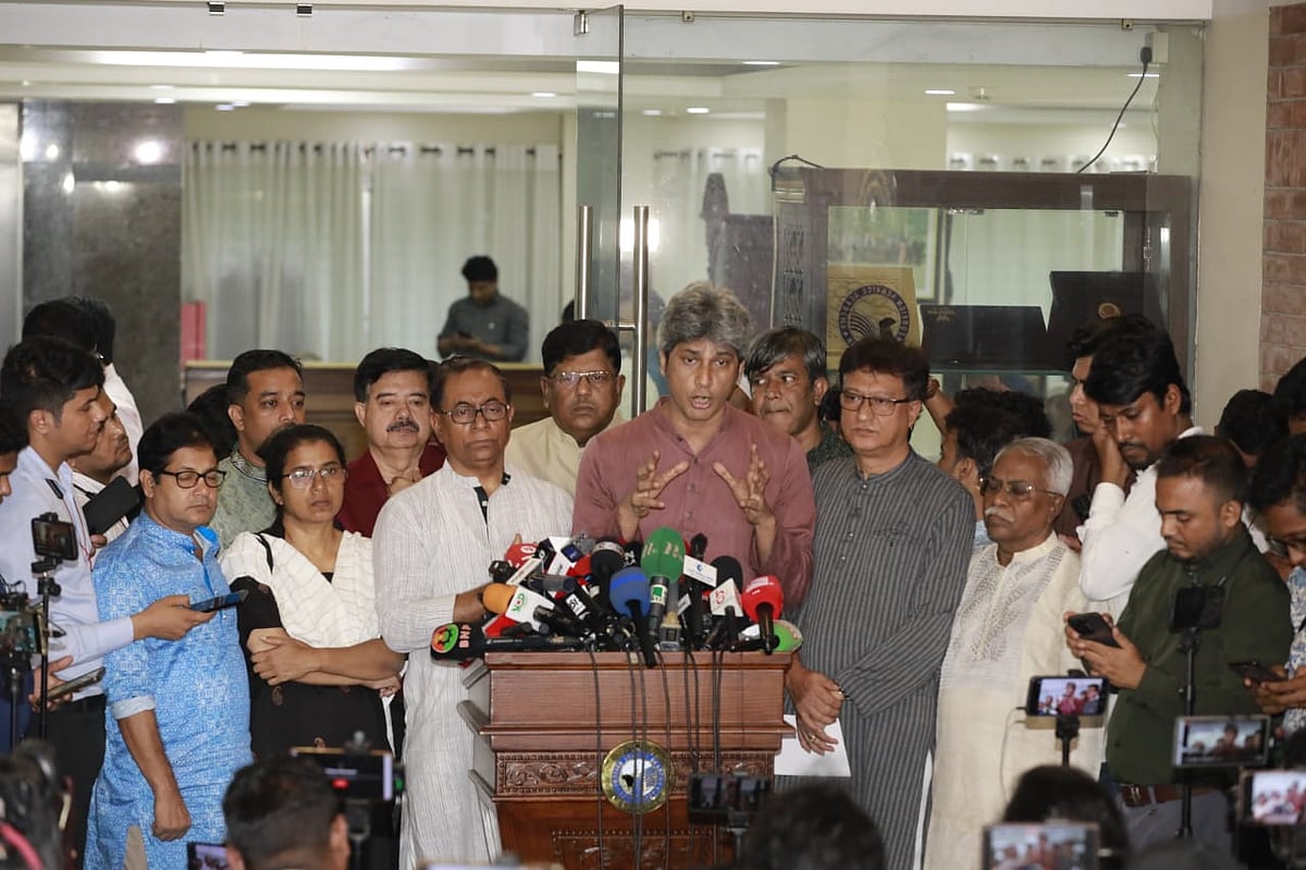 সংস্কার নিয়ে রাজনৈতিক দলগুলোর সঙ্গে জাতীয় ঐকমত্য কমিশনের আলোচনার বিরতিতে সাংবাদিকদের সঙ্গে কথা বলেন গণসংহতি আন্দোলনের প্রধান সমন্বয়ক জোনায়েদ সাকি। আজ বুধবার রাজধানীর ফরেন সার্ভিস একাডেমিতে