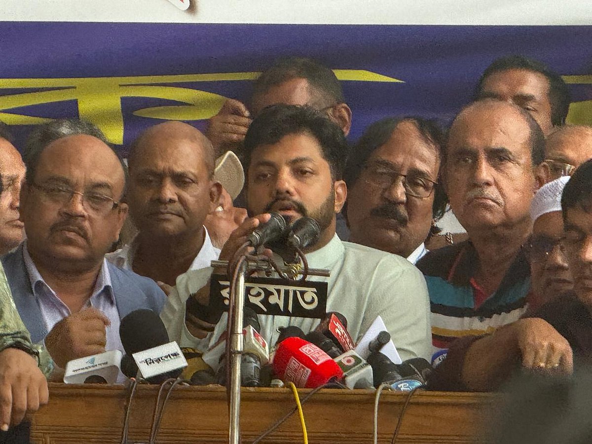 আজ বুধবার দুপুরে নগর ভবনে ডিএসসিসির কর্মচারী ও চলমান আন্দোলনে অংশগ্রহণকারী ব্যক্তিদের উদ্দেশে বক্তৃতা করেন ইশরাক হোসেন