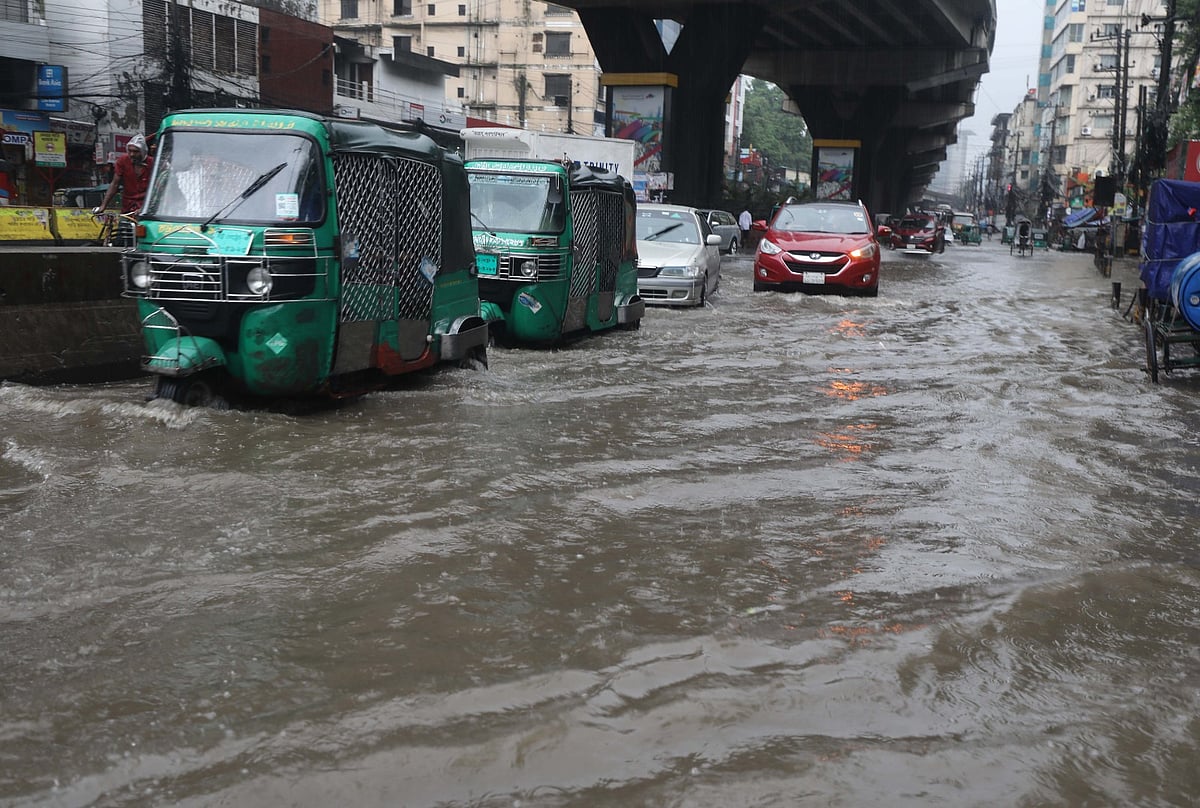 ভারী বৃষ্টিতে জলাবদ্ধতা তৈরি হয় চট্টগ্রাম নগরের জিইসি মোড়ে। আজ সকালে