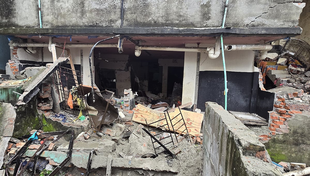 ঢাকার সাভারের আশুলিয়ায় গ্যাস সিলিন্ডারের ছিদ্র থেকে রান্নাঘরে জমে থাকা গ্যাসের বিস্ফোরণের পর ভবনটির চিত্র। আজ বুধবার সকালে