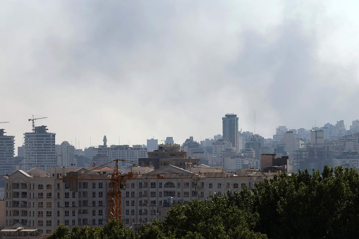 ইসরায়েলি ক্ষেপণাস্ত্র হামলার পর ইরানের রাজধানী তেহরানের ইসলামিক রিপাবলিক অব ইরান ব্রডকাস্টিং (আইআরআইবি) করপোরেশন ভবন থেকে ধোঁয়ার কুণ্ডলী উঠছে। ১৭ জুন ২০২৫