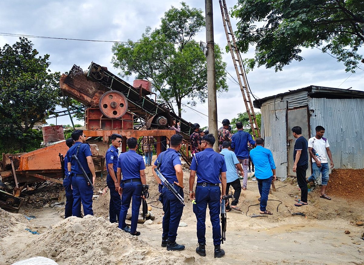 সিলেটের গোয়াইনঘাটের জাফলংয়ে টাক্সফোর্সের অভিযান চালিয়ে ৬৭টি ক্রাশার মেশিনের বিদ্যুৎ-সংযোগ বিচ্ছিন্ন করা হয়। বুধবার দুপুরে
