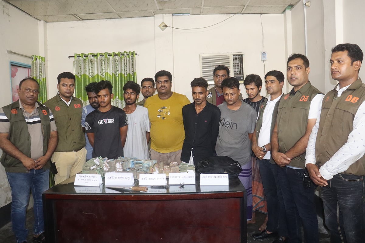 যশোরের মনিরামপুর উপজেলায় নগদ এজেন্টের ৩৫ লাখ টাকা ছিনতাইয়ের ঘটনায় গ্রেপ্তার আসামিরা। গতকাল মঙ্গলবার রাতে তাঁদের গ্রেপ্তার করে জেলা পুলিশের গোয়েন্দা শাখা (ডিবি)।