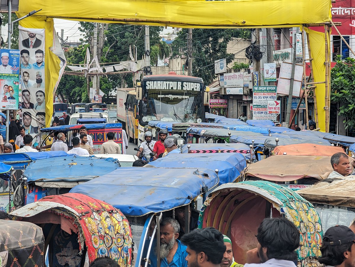 শরীয়তপুরে ছাত্রদলের কমিটি বাতিলের দাবিতে সড়ক অবরোধ করা হয়েছে। এতে সড়ক দিয়ে চলাচলকারী যাত্রী ও চালকেরা দুর্ভোগে পড়েন। আজ বুধবার দুপুরে ঢাকা–শরীয়তপুর সড়কের চৌরঙ্গী এলাকায়