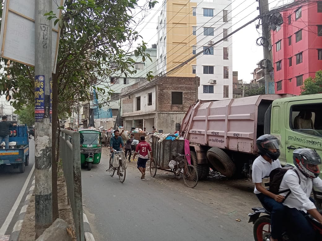 সড়কে গড়ে তোলা অস্থায়ী ডাম্পিং স্টেশন