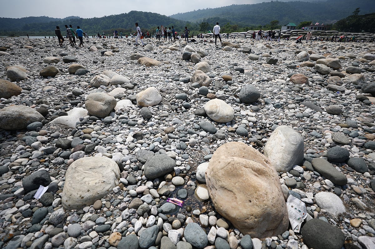 এখন বড় পাথর প্রায় নেই বললেই চলে। দিন ও রাতের আঁধারে কয়েক হাজার মানুষ এসব পাথর তুলে নিয়ে যাচ্ছে। সম্প্রতি সিলেটের কোম্পানীগঞ্জ উপজেলার ভোলাগঞ্জ সাদাপাথর এলাকায়