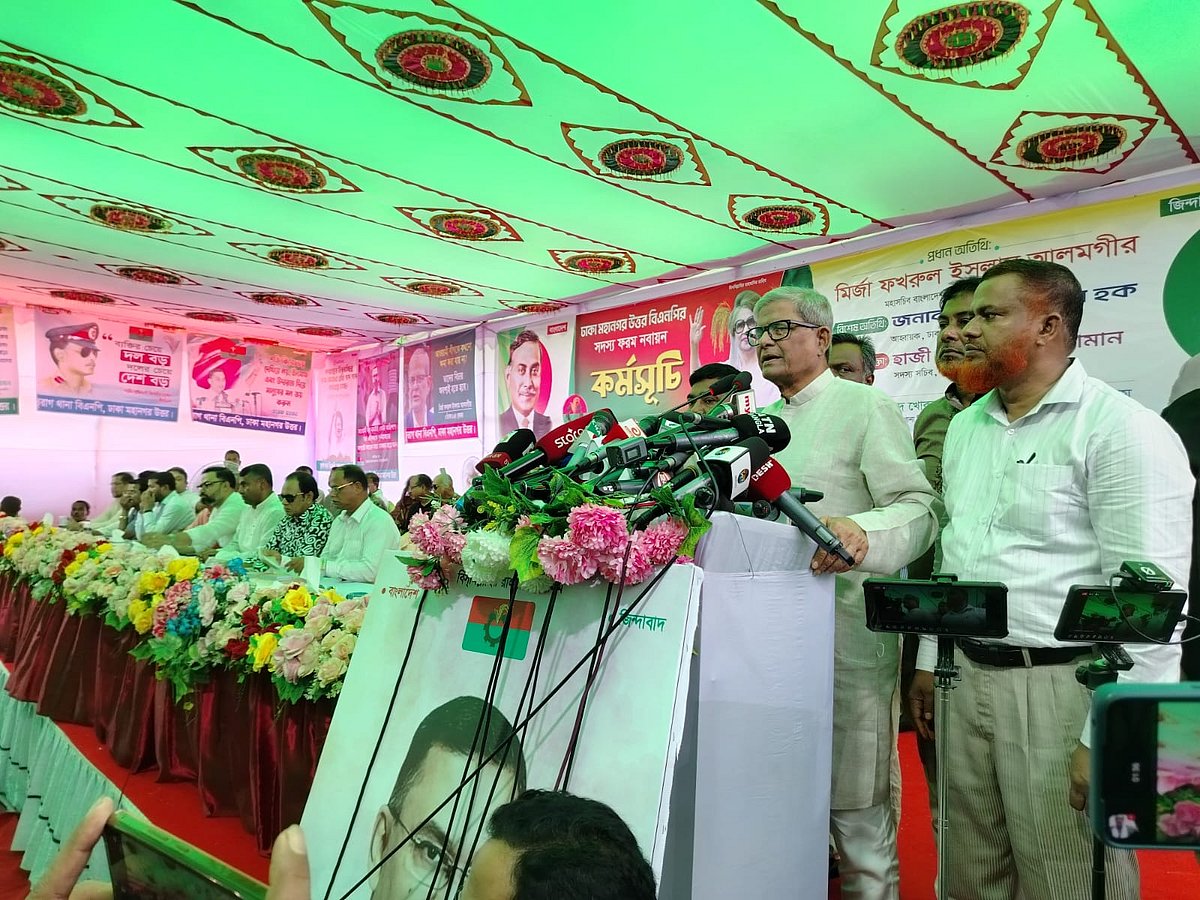 রাজধানীর উত্তরায় আজ বুধবার দুপুরে ঢাকা মহানগর উত্তর বিএনপির অনুষ্ঠানে বক্তব্য দেন বিএনপির মহাসচিব মির্জা ফখরুল ইসলাম আলমগীর