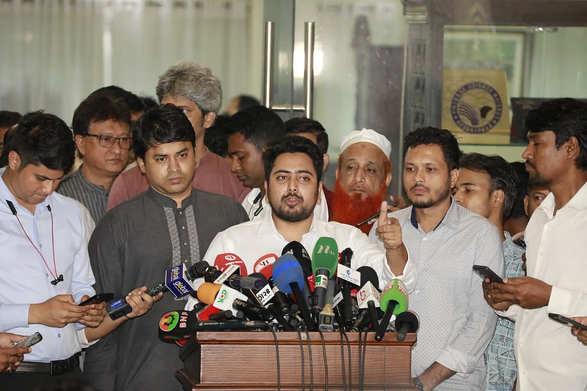 জাতীয় ঐকমত্য কমিশনের সঙ্গে বৈঠকের বিরতিতে সাংবাদিকদের সঙ্গে কথা বলেন এনসিপির আহ্বায়ক নাহিদ ইসলাম