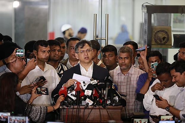 জাতীয় ঐকমত্য কমিশনের সঙ্গে রাজনৈতিক দলগুলোর দ্বিতীয় পর্যায়ের আলোচনার বিরতিতে সাংবাদিকদের সঙ্গে কথা বলেন বিএনপির স্থায়ী কমিটির সদস্য সালাহউদ্দিন আহমদ। ফাইল