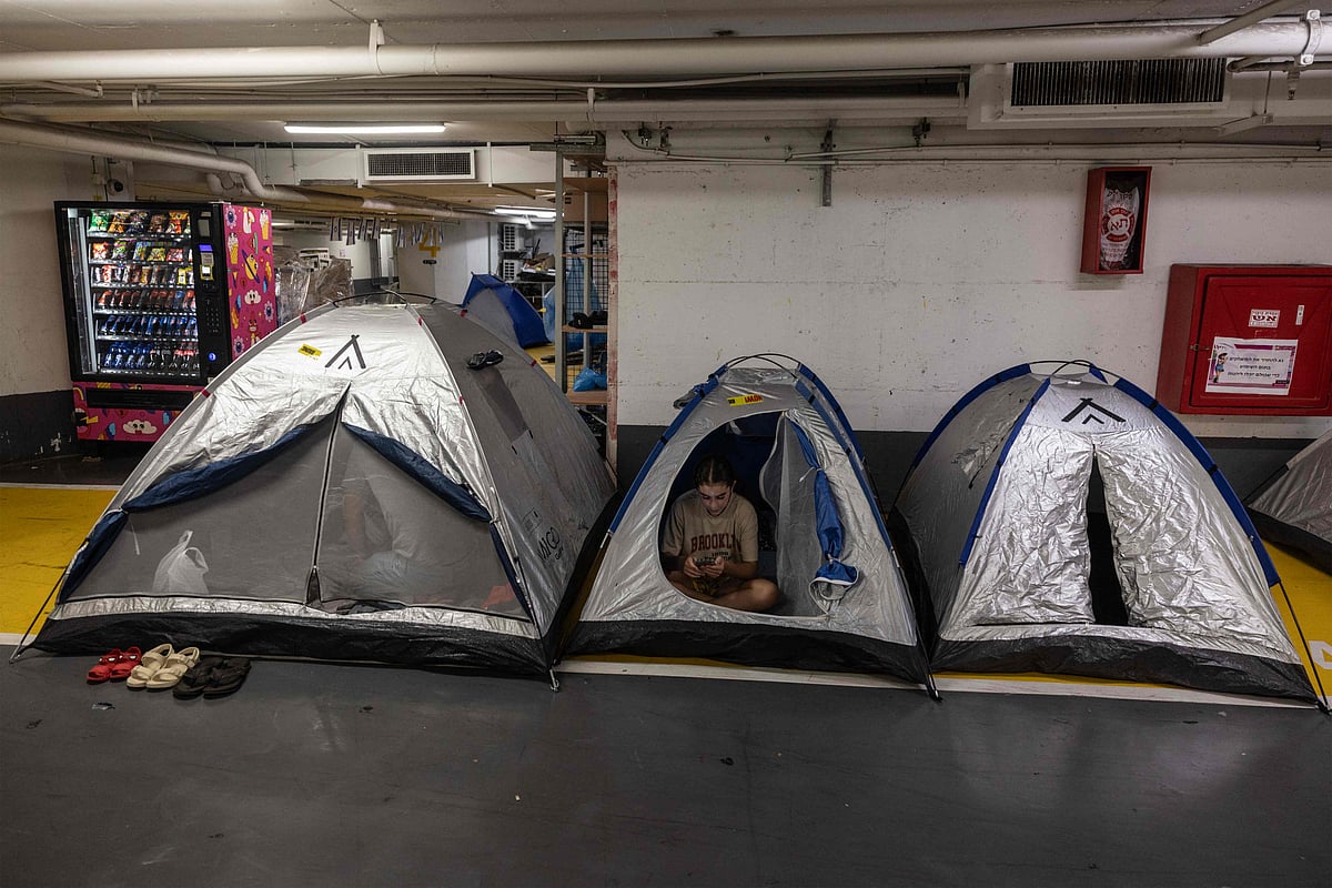 ইরানের ক্ষেপণাস্ত্র হামলার আশঙ্কায় লোকজন তেল আবিবের একটি ভূগর্ভস্থ পার্কিং লটে আশ্রয় নিয়েছেন। ১৭ জুন ২০২৫