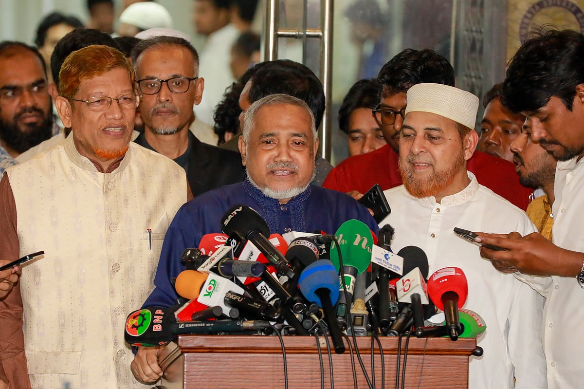 জাতীয় ঐকমত্য কমিশনের সঙ্গে আলোচনা শেষে সাংবাদিকদের সঙ্গে কথা বলেন জামায়াতে ইসলামীর নায়েবে আমির আবদুল্লাহ মোহাম্মদ তাহের। আজ বুধবার বিকেলে রাজধানীর বেইলি রোডের ফরেন সার্ভিস একাডেমিতে