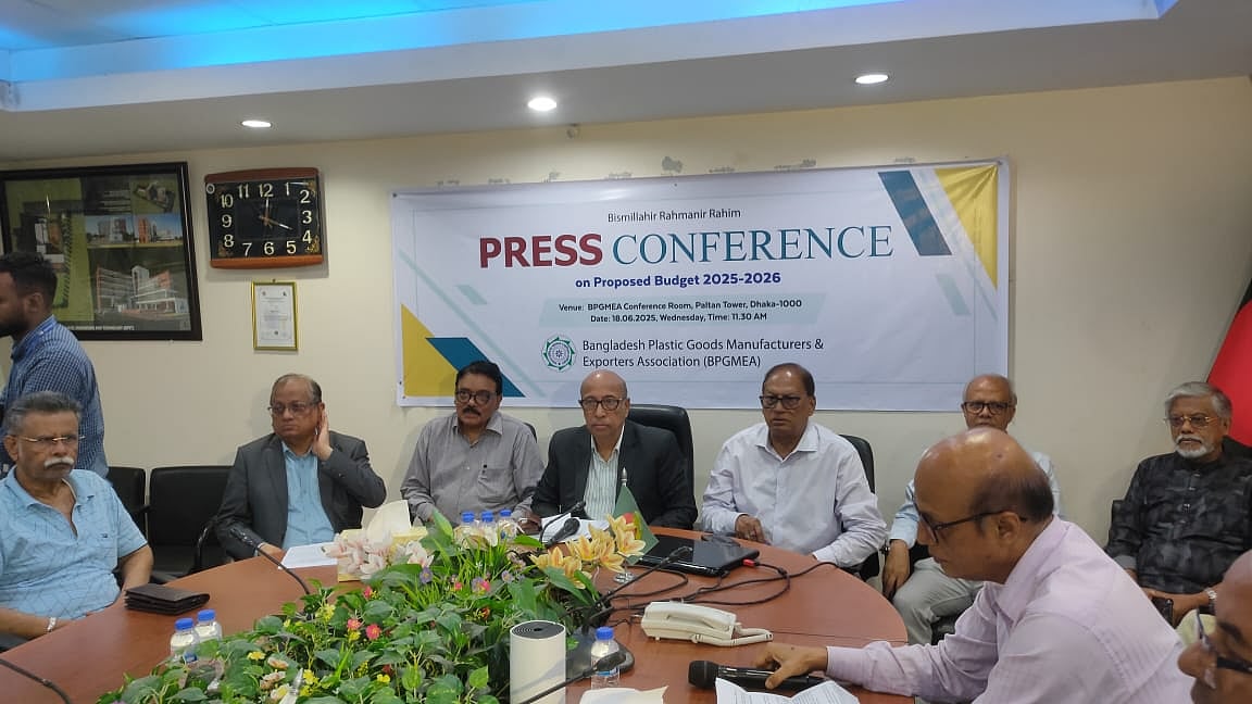 সংবাদ সম্মেলনে বক্তব্য রাখছেন প্লাস্টিক অ্যাসোসিয়েশনের নেতারা