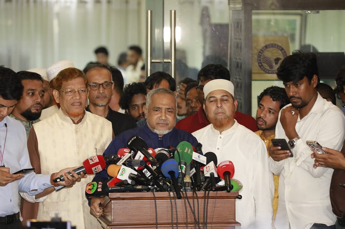 জাতীয় ঐকমত্য কমিশনের সঙ্গে রাজনৈতিক দলগুলোর দ্বিতীয় পর্যায়ের তৃতীয় বৈঠকের বিরতিতে গণমাধ্যমের সঙ্গে কথা বলেন জামায়াতে ইসলামীর কেন্দ্রীয় নায়েবে আমির সৈয়দ আবদুল্লাহ মোহাম্মদ তাহের