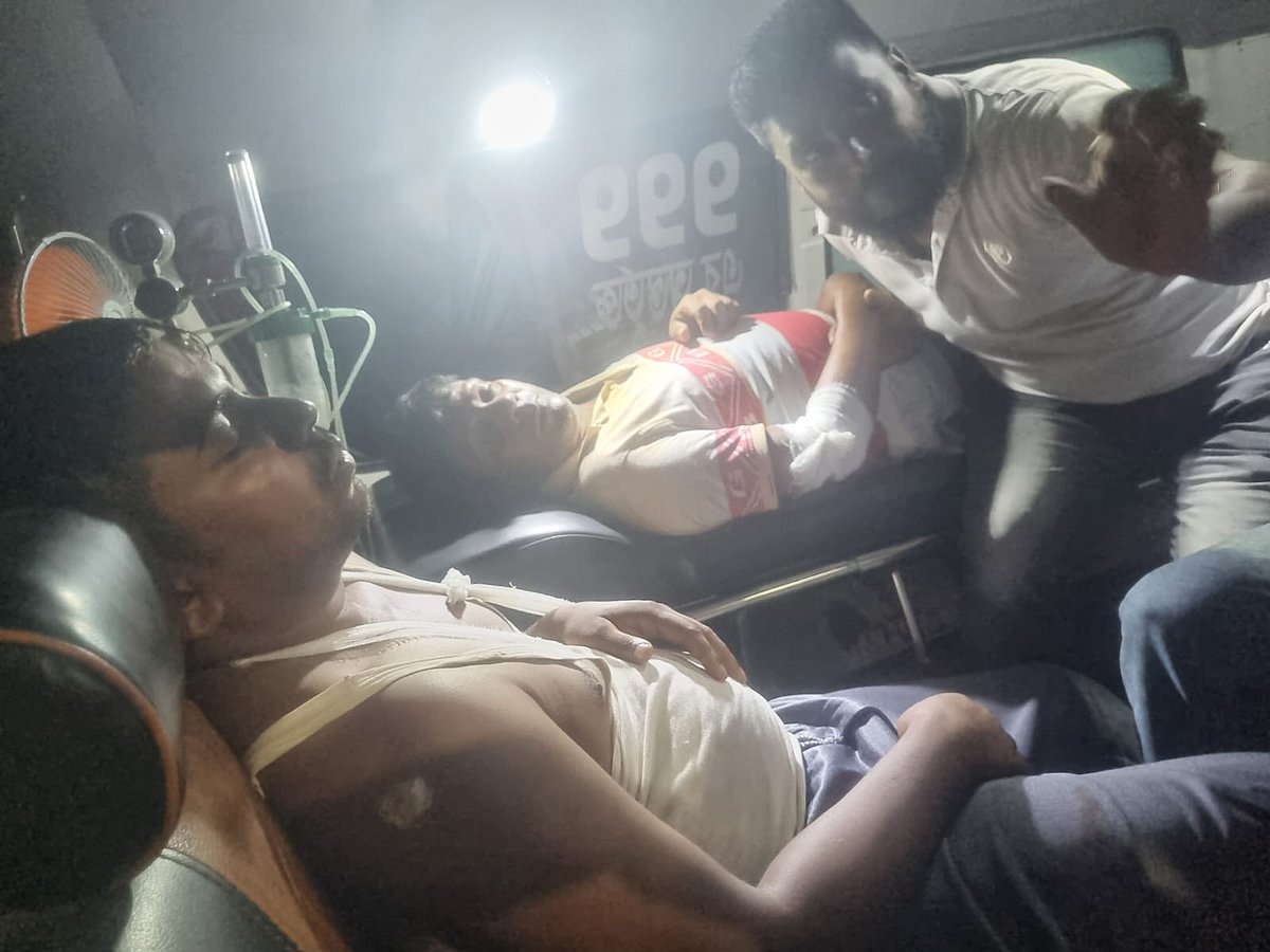 কুষ্টিয়া ভেড়ামারায় বিএনপির সার্চ কমিটির বৈঠকে দুই পক্ষের সংঘর্ষে আহত ব্যক্তিদের অ্যাম্বুলেন্সে হাসপাতালে নেওয়া হয়। গতকাল রাতে উপজেলার ধরমপুর ইউনিয়নের গো-হাট এলাকায়